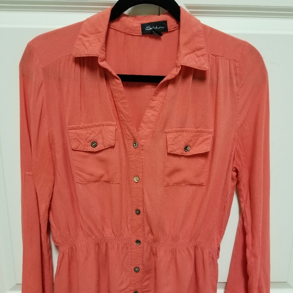 Two long-sleeve button down blouses - Picture 5 of 7